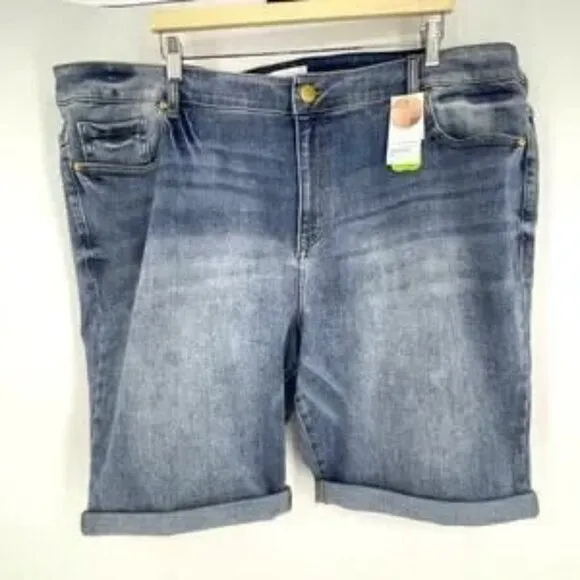 Lane Bryant Straight Fit Bermuda Shorts Size 26 NWT Light Wash