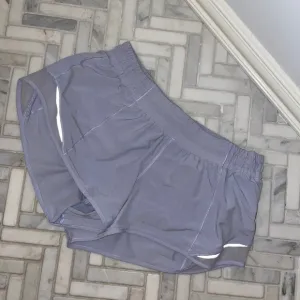 lululemon serene blue hotty hot shorts 2.5
