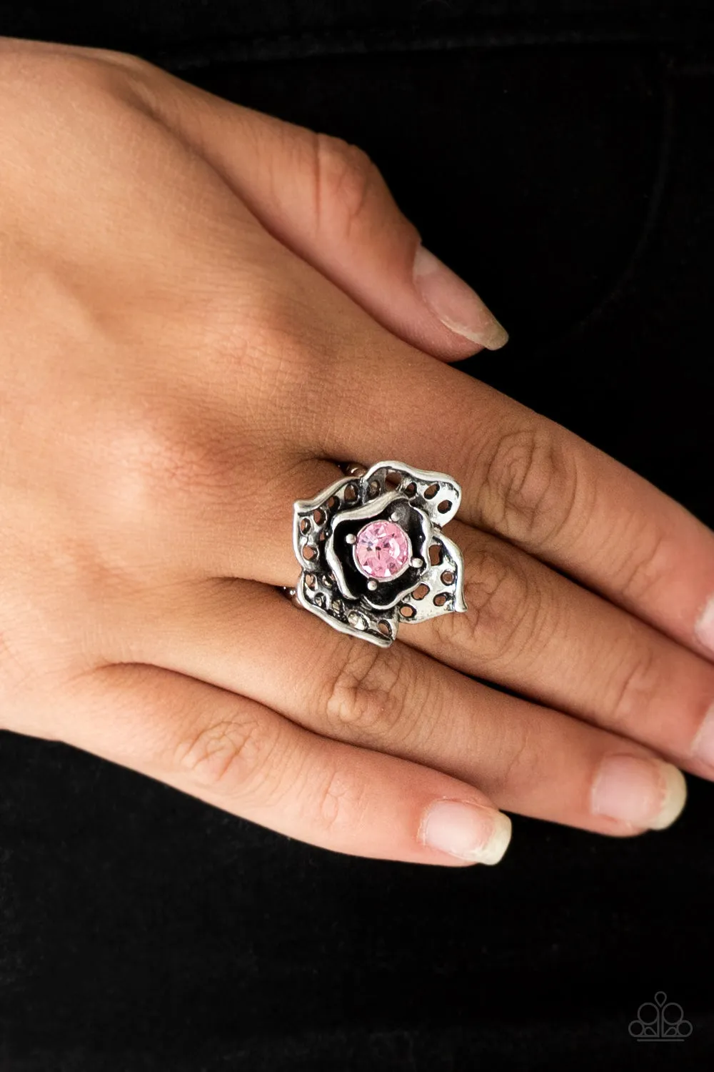 Paparazzi - Glowing Gardens - Pink Ring