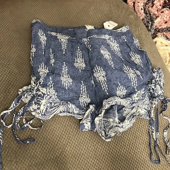 SET NWT LF tie dye wrap crop top and ruffle shorts set