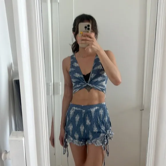 SET NWT LF tie dye wrap crop top and ruffle shorts set