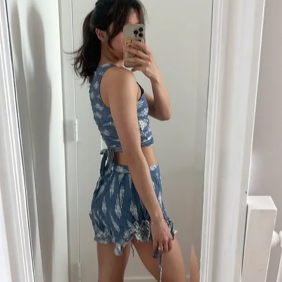 SET NWT LF tie dye wrap crop top and ruffle shorts set